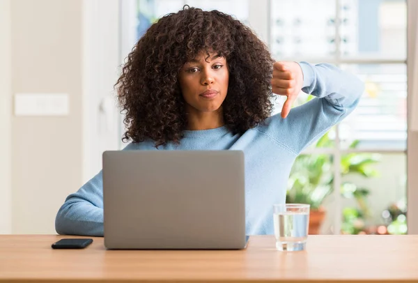 Afroamerikanerin Benutzt Laptop Hause Mit Wütendem Gesicht Negatives Zeichen Für — Stockfoto