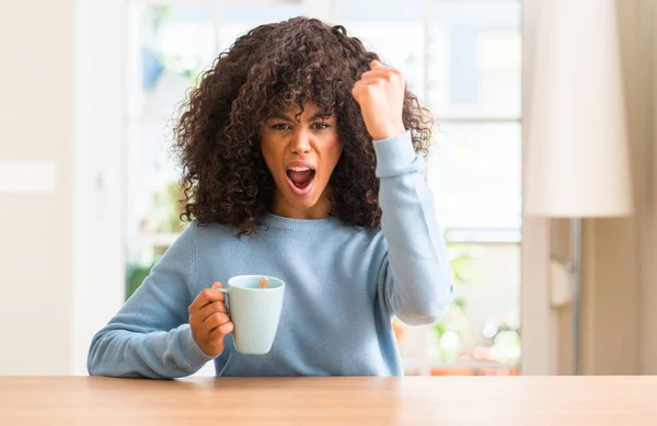 African American Vrouw Met Een Kopje Koffie Huis Boos Gefrustreerd — Stockfoto