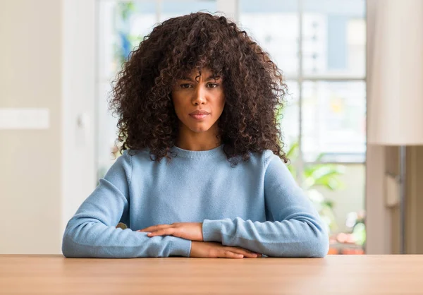 Femme Afro Américaine Maison Sceptique Nerveuse Fronçant Les Sourcils Raison — Photo