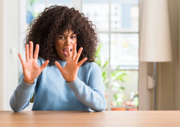 在家里的非洲裔美国妇女害怕和惊恐的表情停止手势 在震惊中大叫 恐慌概念 — 图库照片