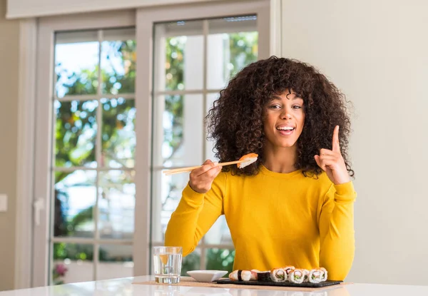 Africká Americká Žena Jíst Sushi Doma Pomocí Hůlky Překvapilo Nápad — Stock fotografie