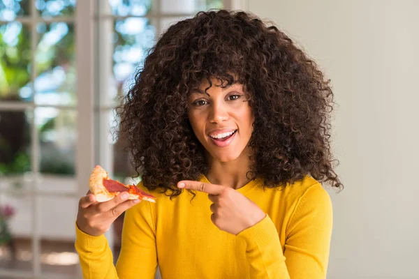 Afrikalı-Amerikalı kadın biberli pizza yemeye hazır dilim çok mutlu el ve parmak ile işaret