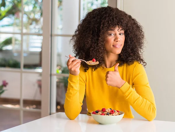 Afrikanische Amerikanerin Isst Müsli Himbeeren Und Blaubeeren Glücklich Mit Breitem — Stockfoto