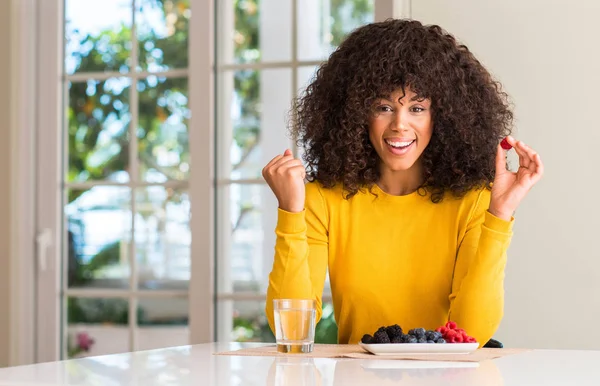 Afrikanisch Amerikanische Frau Isst Himbeeren Und Blaubeeren Hause Schreit Stolz — Stockfoto