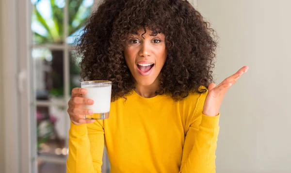 Afrikanisch Amerikanische Frau Hält Ein Glas Milch Sehr Glücklich Und — Stockfoto