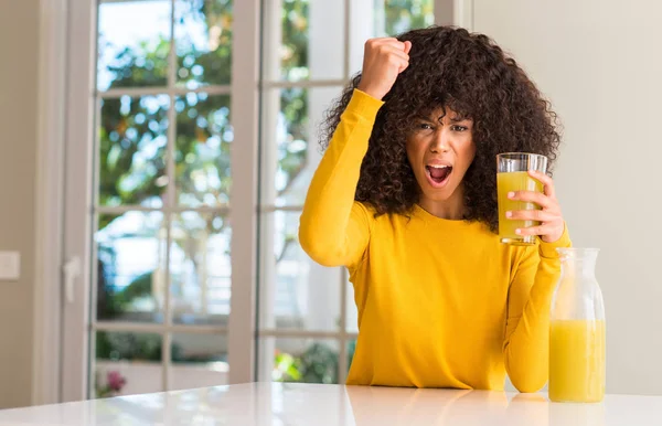 Africano Americano Mulher Beber Suco Fruta Saudável Casa Irritado Frustrado — Fotografia de Stock