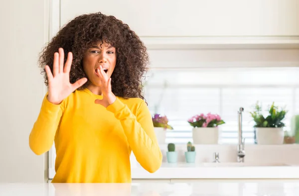 African American Kobieta Nosi Żółty Sweterek Kuchni Boi Przerażony Strach — Zdjęcie stockowe
