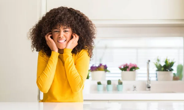 Mulher Afro Americana Vestindo Suéter Amarelo Cozinha Cobrindo Orelhas Com — Fotografia de Stock