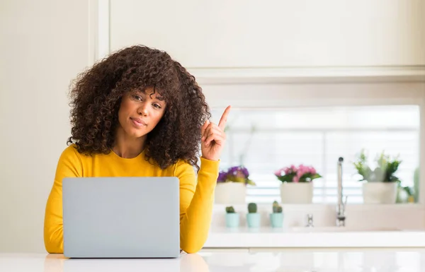 Mujer Afroamericana Usando Computadora Portátil Cocina Muy Feliz Apuntando Con — Foto de Stock