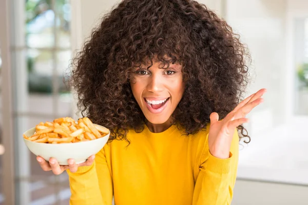 Africano Americano Mulher Segurando Prato Com Batatas Fritas Casa Muito — Fotografia de Stock