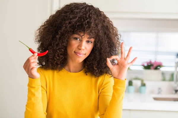 非洲裔美国妇女吃红辣椒做 标志与手指 优秀的标志 — 图库照片