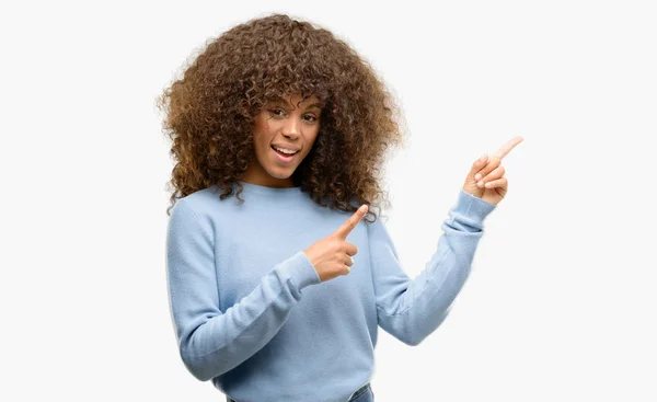 Afrikanische Amerikanerin Trägt Einen Pullover Lächelt Und Blickt Die Kamera — Stockfoto