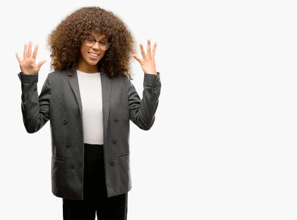 Mujer Negocios Afroamericana Con Gafas Que Muestran Señalan Con Los — Foto de Stock