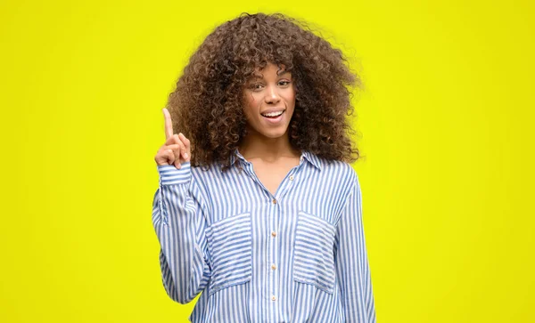 Mujer Afroamericana Con Una Camisa Rayas Sorprendida Con Una Idea — Foto de Stock