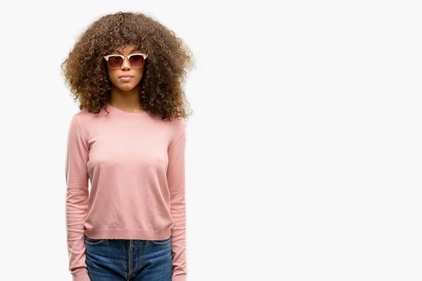 Afroamerikanska Kvinnan Bär Rosa Solglasögon Med Allvarliga Uttryck Ansiktet Enkel — Stockfoto