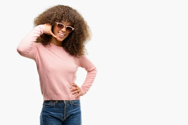 Mujer Afroamericana Con Gafas Sol Rosadas Sonriendo Haciendo Gesto Telefónico —  Fotos de Stock