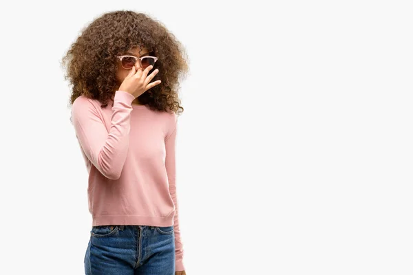 Mujer Afroamericana Con Gafas Sol Rosas Oliendo Algo Apestoso Asqueroso — Foto de Stock