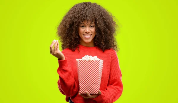 African American Kobieta Jedzenie Popcorn Szczęśliwy Twarz Stałego Uśmiechając Się — Zdjęcie stockowe