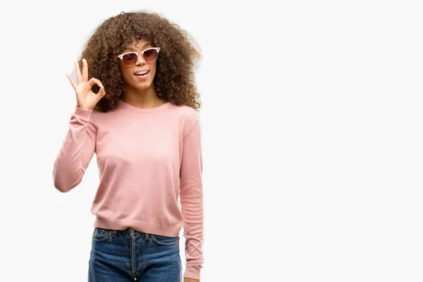 Mujer Afroamericana Con Gafas Sol Color Rosa Sonriente Positiva Haciendo — Foto de Stock