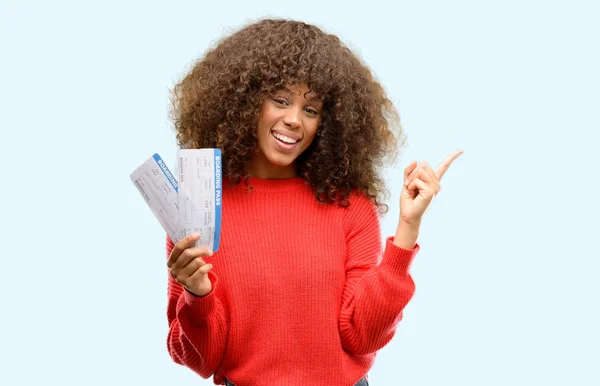 Afro Americana Segurando Passagens Aéreas Cartão Embarque Muito Feliz Apontando — Fotografia de Stock