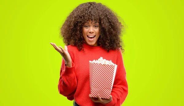Africano Americano Mulher Comendo Pipocas Muito Feliz Animado Expressão Vencedora — Fotografia de Stock