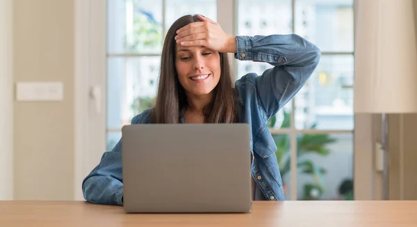 Mujer Joven Usando Ordenador Portátil Casa Estresado Con Mano Cabeza — Foto de Stock