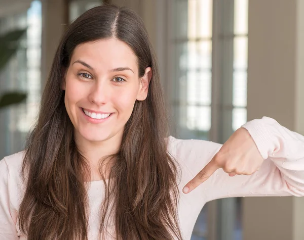 Genç güzel kadın evde sürpriz yüz işaret parmağı kendisine