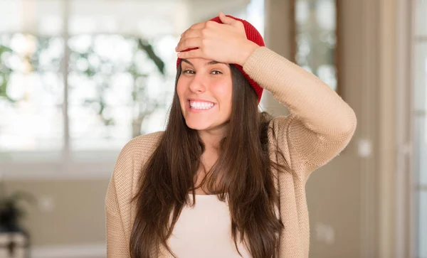 Wanita Cantik Mengenakan Topi Merah Rumah Menekankan Dengan Tangan Atas — Stok Foto