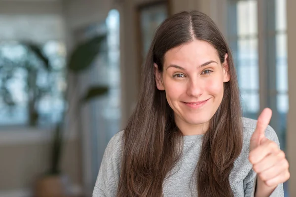 Joven Hermosa Mujer Casa Haciendo Gesto Feliz Pulgares Hacia Arriba — Foto de Stock