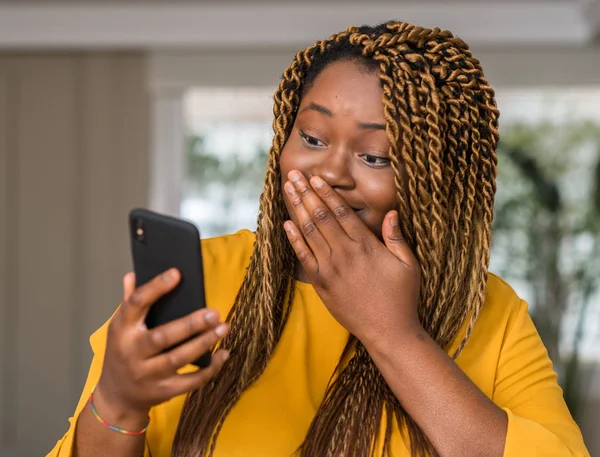 Αφρικανική Αμερικανική Γυναίκα Χρησιμοποιώντας Smartphone Κάλυμμα Στόματος Χέρι Σοκαρισμένος Ντροπή — Φωτογραφία Αρχείου