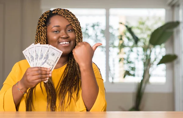 Africká Americká Žena Držící Dolarů Ukázal Rukou Prstů Úsměvem Šťastný — Stock fotografie