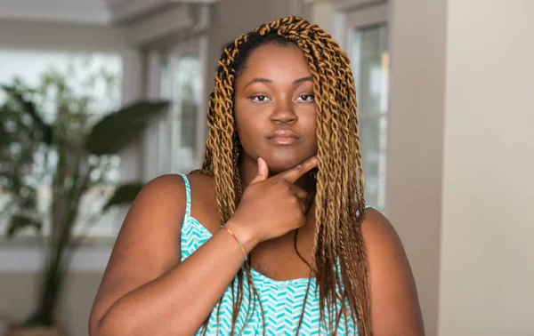 Mujer Afroamericana Casa Mirando Confiada Cámara Con Sonrisa Con Los —  Fotos de Stock