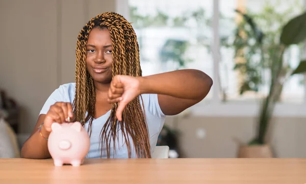 Africano Americano Mulher Economizando Dinheiro Com Porquinho Banco Com Cara — Fotografia de Stock