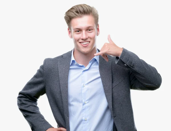 Der Junge Gut Aussehende Blonde Geschäftsmann Lächelt Und Macht Telefongesten — Stockfoto