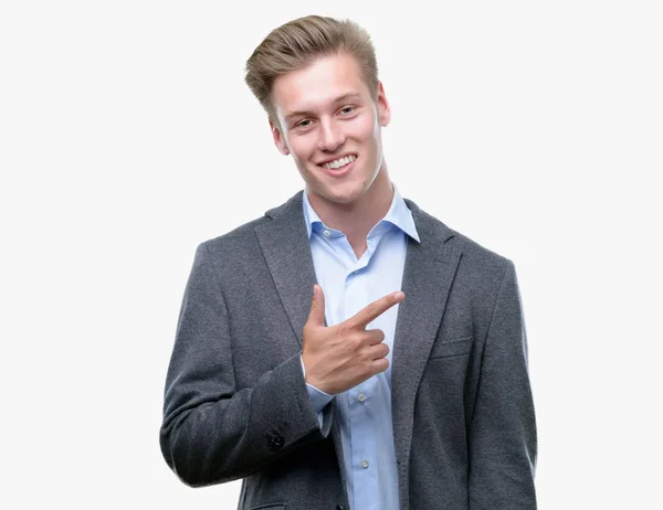 Młody Przystojny Biznes Blond Człowiek Wesoły Uśmiechem Twarzy Wskazując Dłoni — Zdjęcie stockowe