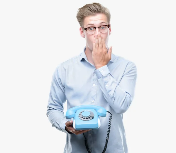 Junger Gutaussehender Blonder Mann Mit Vintage Telefonhülle Mund Und Hand — Stockfoto