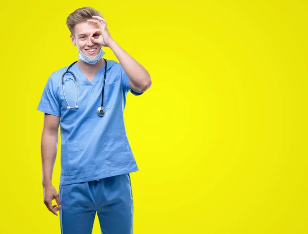 Joven Guapo Médico Rubio Con Cara Feliz Sonriendo Haciendo Signo — Foto de Stock