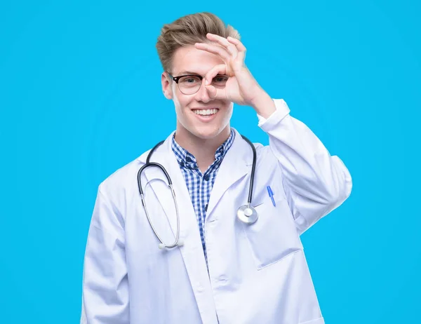 Joven Guapo Médico Rubio Con Cara Feliz Sonriendo Haciendo Signo — Foto de Stock