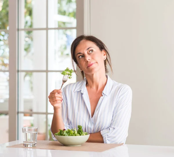 Midden Leeftijd Vrouw Frisse Salade Eten Een Kom Huis Ernstig — Stockfoto