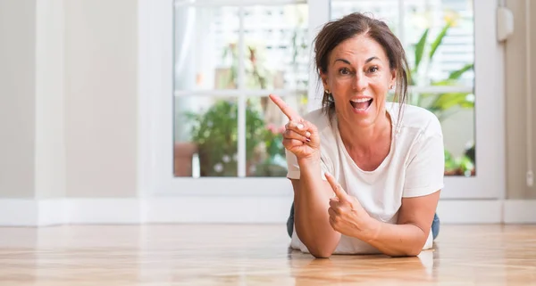 Mulher Meia Idade Muito Feliz Apontando Com Mão Dedo — Fotografia de Stock