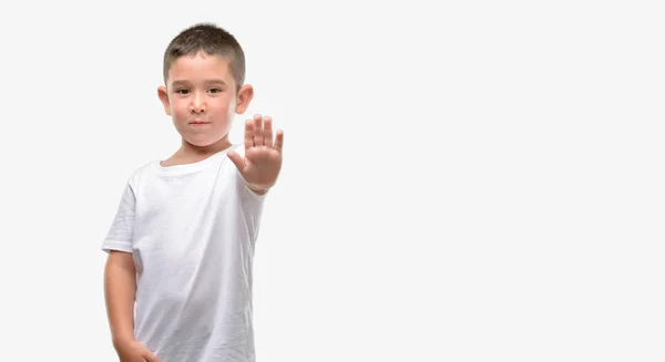 Koyu Saçlı Küçük Çocuk Açık Eliyle Dur Işareti Ile Ciddi — Stok fotoğraf