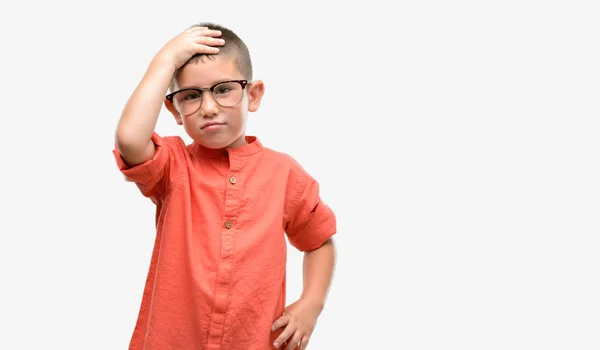 Niño Cabello Oscuro Que Lleva Gafas Estresadas Con Mano Cabeza —  Fotos de Stock