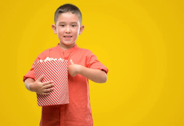 Dark Haired Małe Dziecko Jedzenie Popcorn Niespodzianka Twarzy Palcem Wskazującym — Zdjęcie stockowe