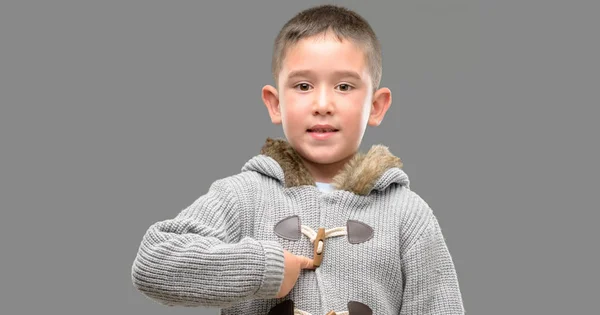 Dunkelhaariges Kleines Kind Trägt Einen Mantel Mit Überraschungsgesicht Und Zeigt — Stockfoto