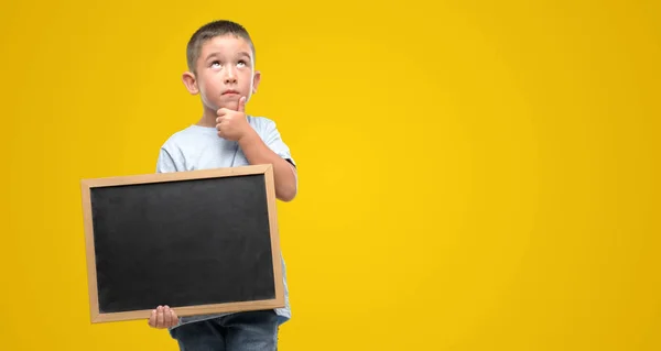 Criança Cabelos Escuros Segurando Quadro Negro Rosto Sério Pensando Questão — Fotografia de Stock