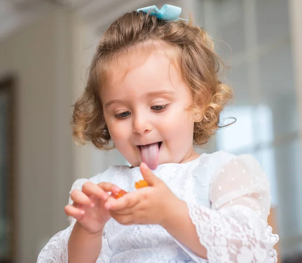 Güzel Sarışın Çocuk Şeker Dilini Çıkarmış Evde Yemek Elbise — Stok fotoğraf