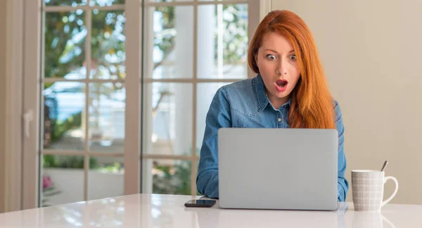 Pelirroja Usando Computadora Portátil Casa Asustada Shock Con Una Cara — Foto de Stock