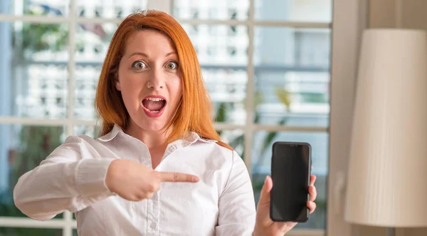 Mulher Ruiva Usando Smartphone Casa Muito Feliz Apontando Com Mão — Fotografia de Stock