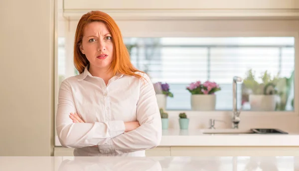 Mujer Pelirroja Cocina Escéptica Nerviosa Desaprobando Expresión Cara Con Los —  Fotos de Stock