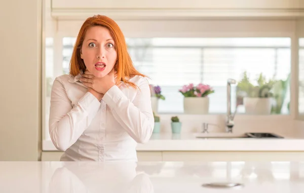 Mujer Pelirroja Cocina Gritando Sofocándose Porque Estrangulan Dolorosamente Problema Salud — Foto de Stock